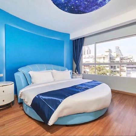 Sapphire Hotel Silom Bangkok Exteriér fotografie A bedroom at the hotel