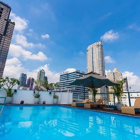 Sapphire Hotel Silom Bangkok Exteriér fotografie The pool at the rooftop of the hotel