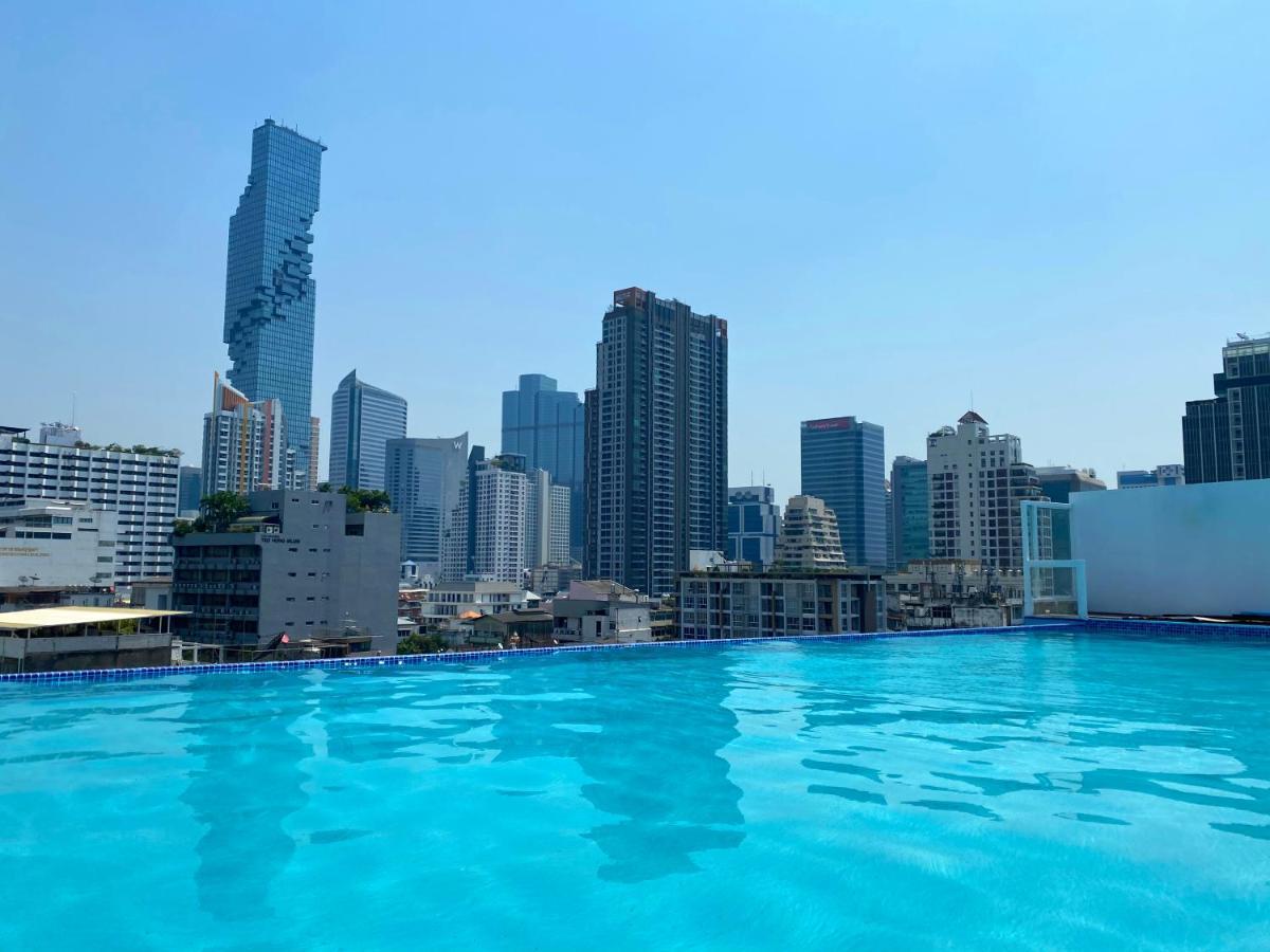 Sapphire Hotel Silom Bangkok Exteriér fotografie View of the city from the rooftop pool