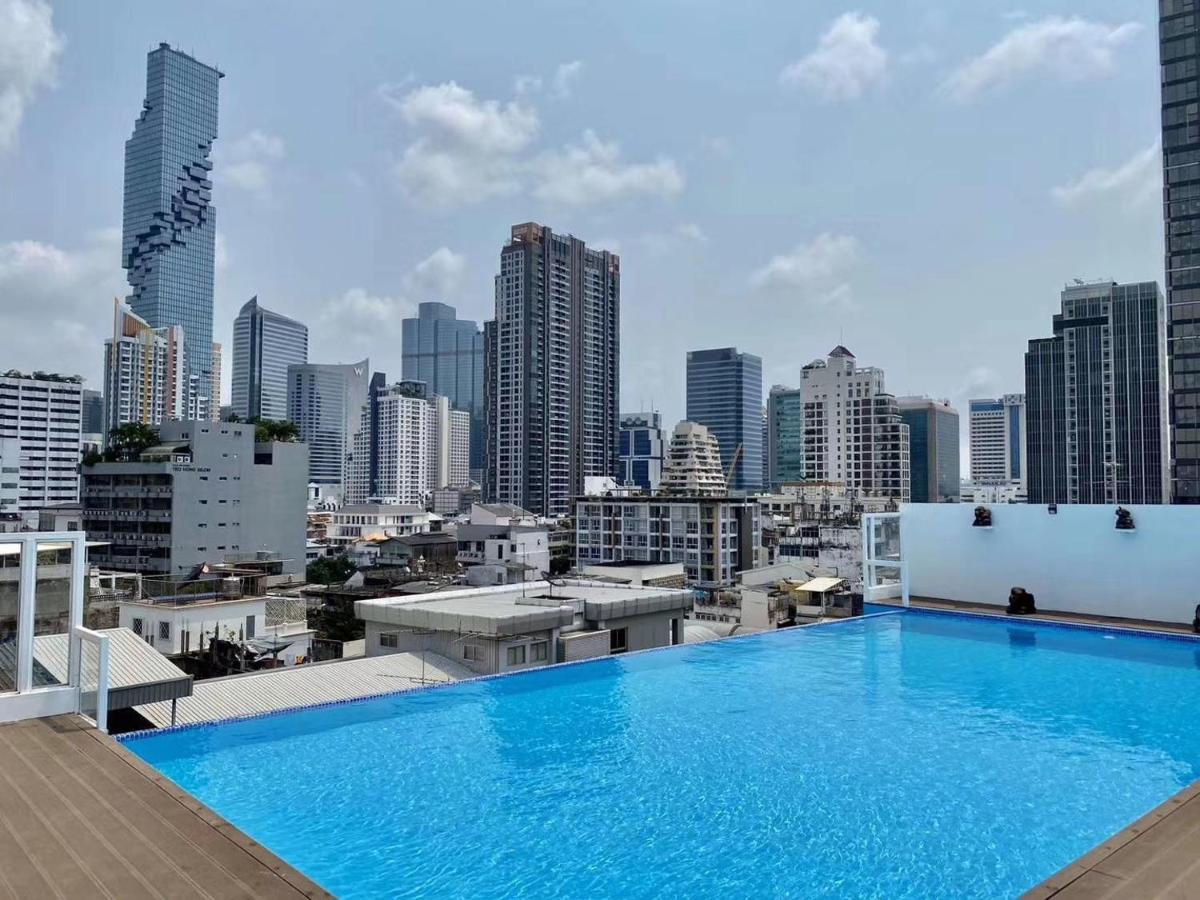 Sapphire Hotel Silom Bangkok Exteriér fotografie View of the city from the rooftop pool