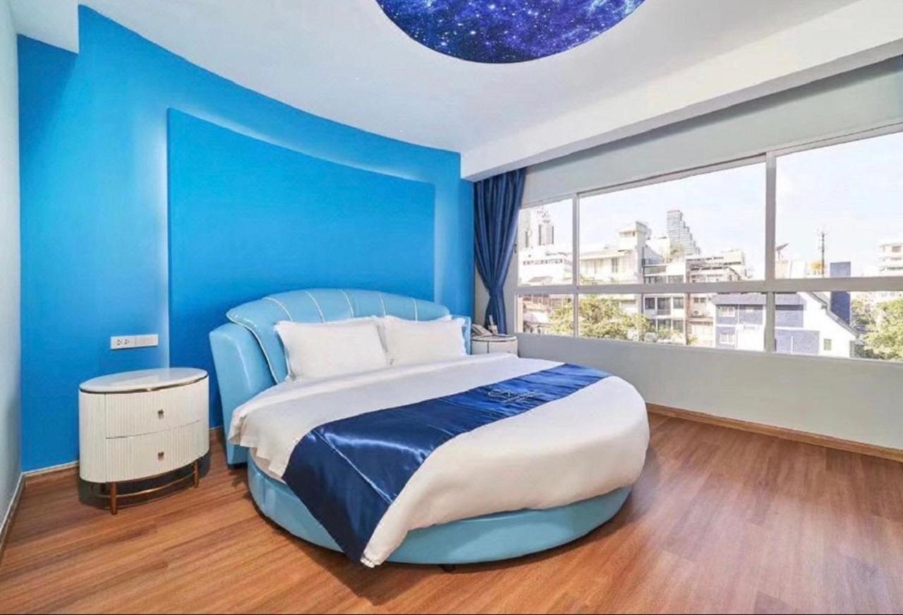 Sapphire Hotel Silom Bangkok Exteriér fotografie A bedroom at the hotel