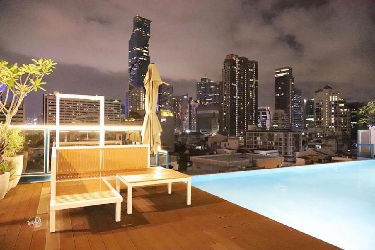 Sapphire Hotel Silom Bangkok Exteriér fotografie The rooftop pool at the hotel
