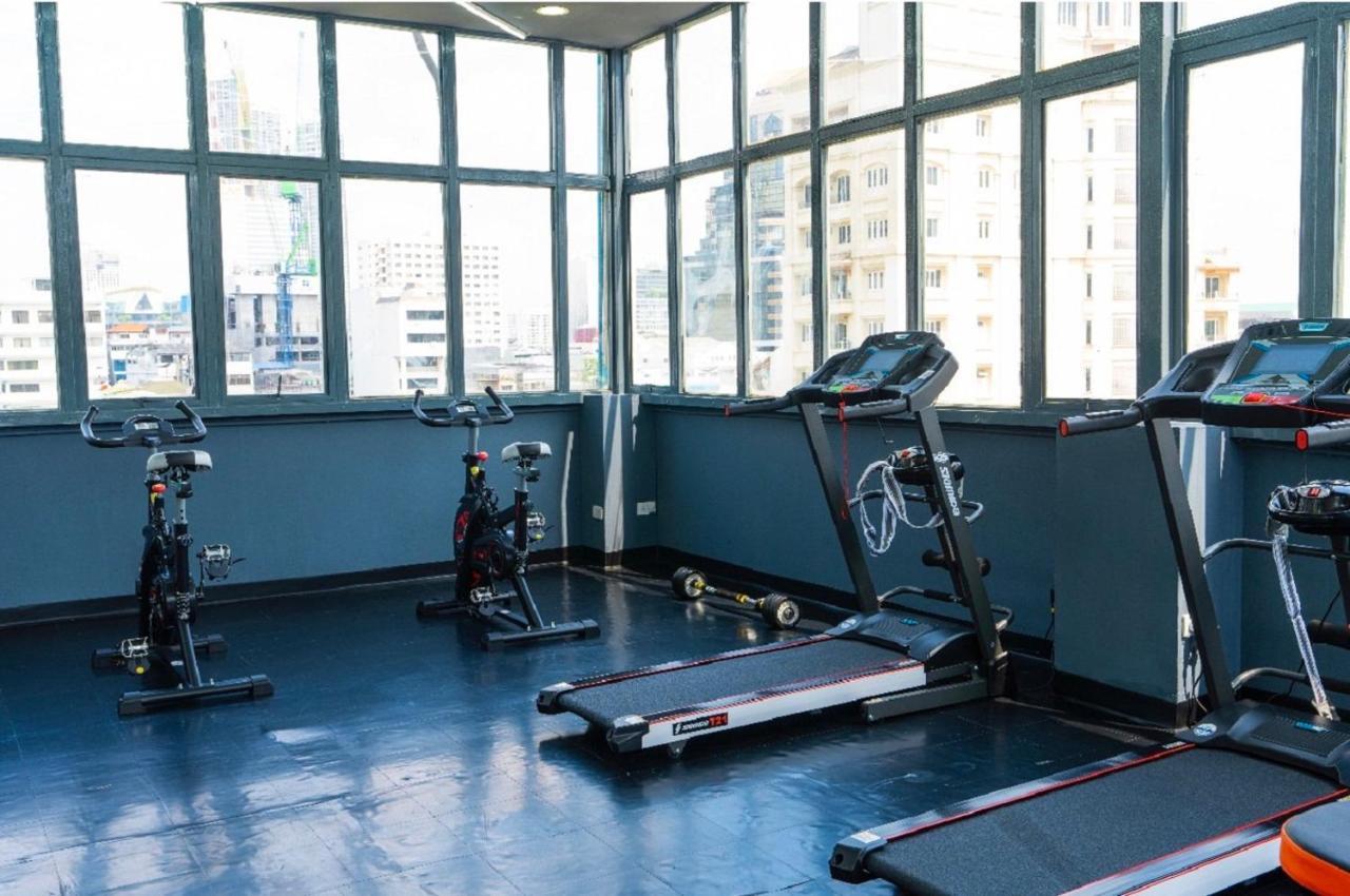 Sapphire Hotel Silom Bangkok Exteriér fotografie The gym at the hotel