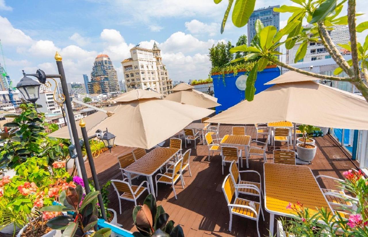 Sapphire Hotel Silom Bangkok Exteriér fotografie The rooftop bar at the hotel