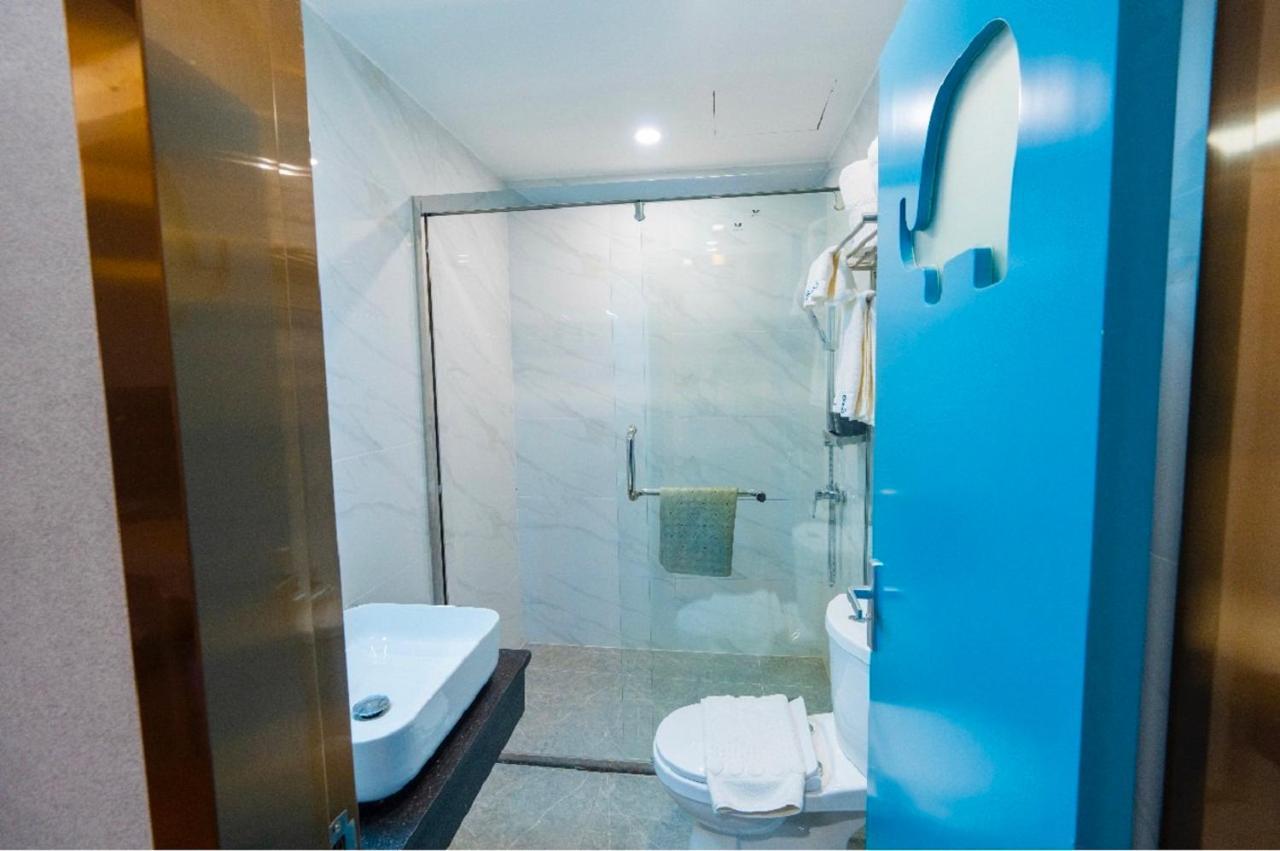 Sapphire Hotel Silom Bangkok Exteriér fotografie A shower cubicle in a hotel bathroom