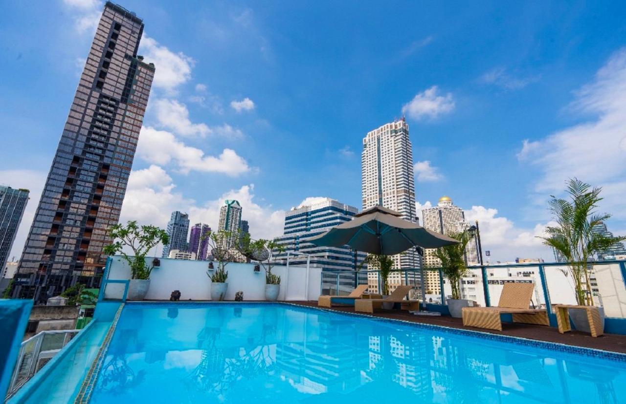 Sapphire Hotel Silom Bangkok Exteriér fotografie The pool at the rooftop of the hotel