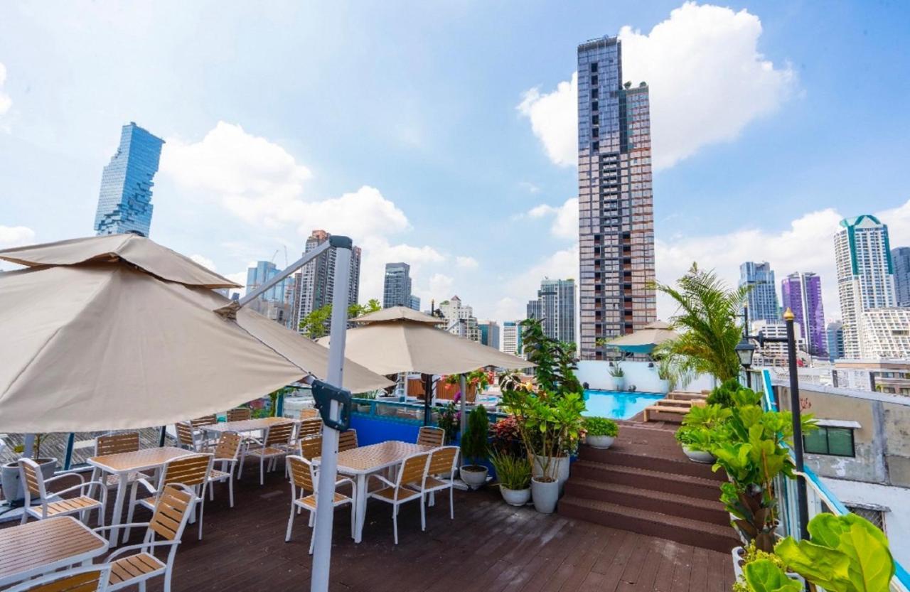 Sapphire Hotel Silom Bangkok Exteriér fotografie Rooftop pool at the hotel