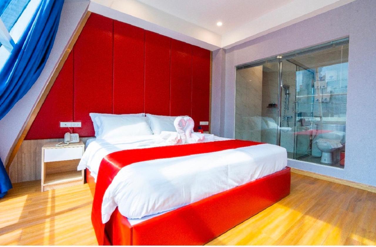 Sapphire Hotel Silom Bangkok Exteriér fotografie A room at the hotel