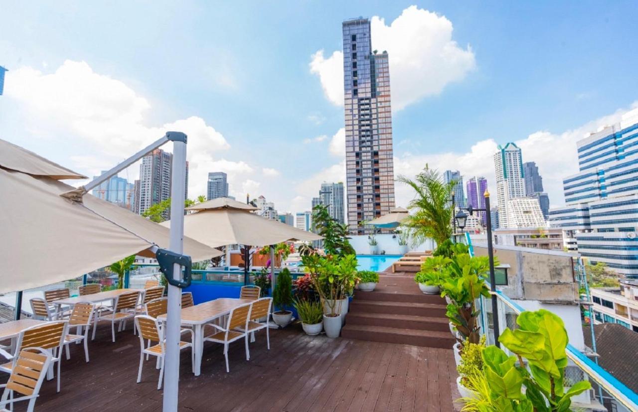 Sapphire Hotel Silom Bangkok Exteriér fotografie Rooftop pool at the hotel