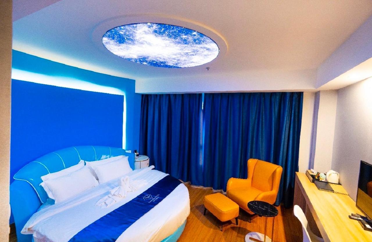 Sapphire Hotel Silom Bangkok Exteriér fotografie A room at the hotel