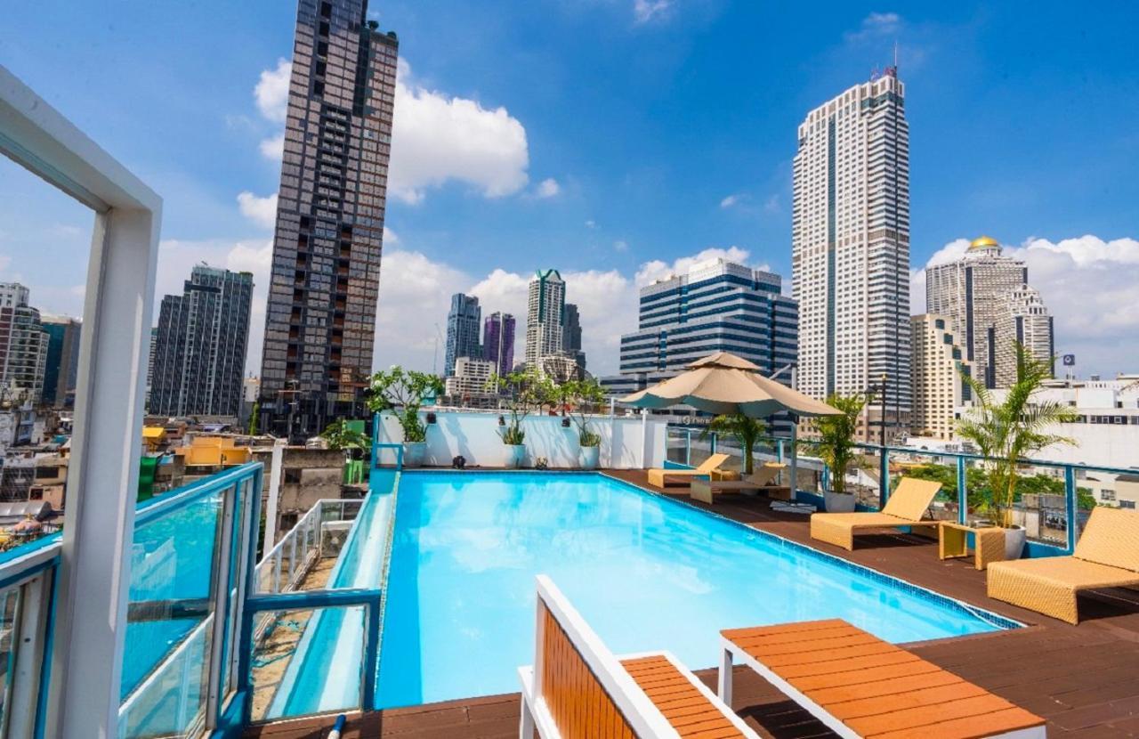 Sapphire Hotel Silom Bangkok Exteriér fotografie Rooftop pool at the hotel