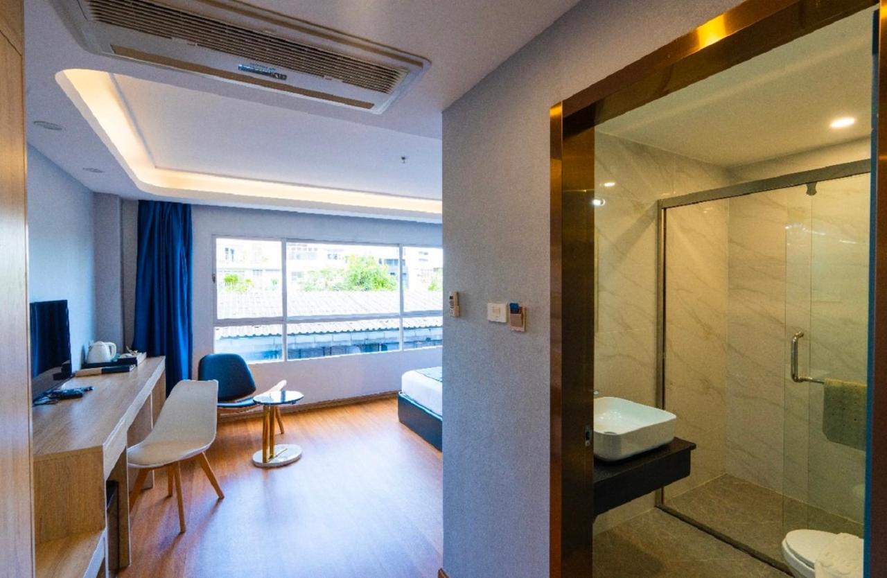 Sapphire Hotel Silom Bangkok Exteriér fotografie A room at the hotel