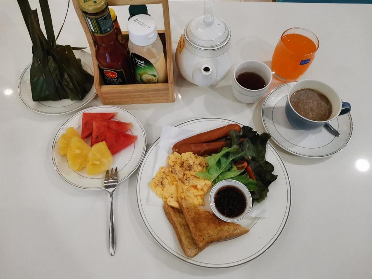 Sapphire Hotel Silom Bangkok Exteriér fotografie A breakfast set at a hotel in Jakarta, Indonesia