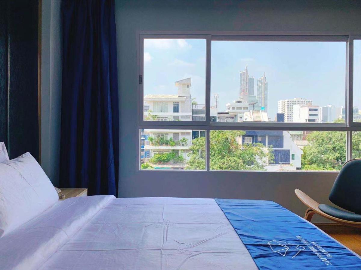Sapphire Hotel Silom Bangkok Exteriér fotografie A room at the hotel