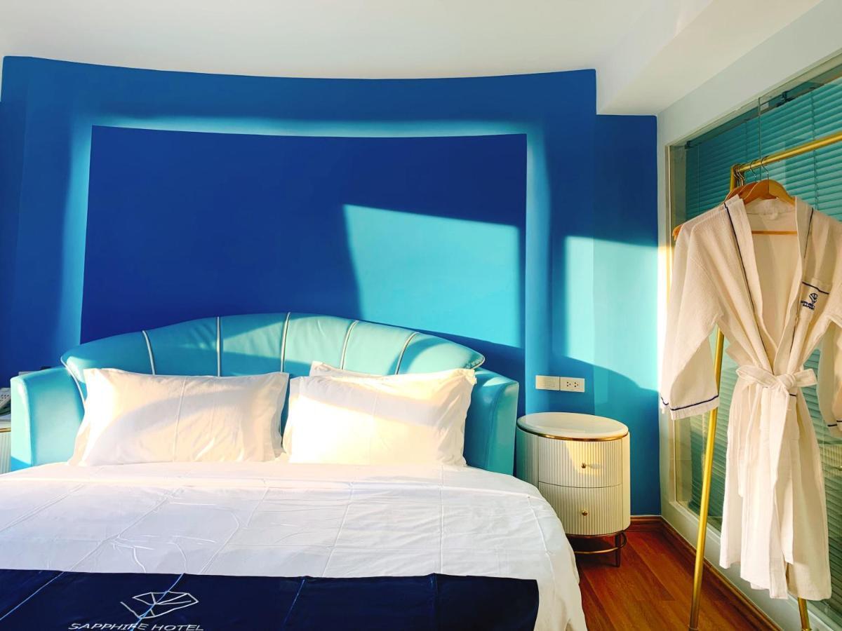 Sapphire Hotel Silom Bangkok Exteriér fotografie A bathrobe hanging on a hanger