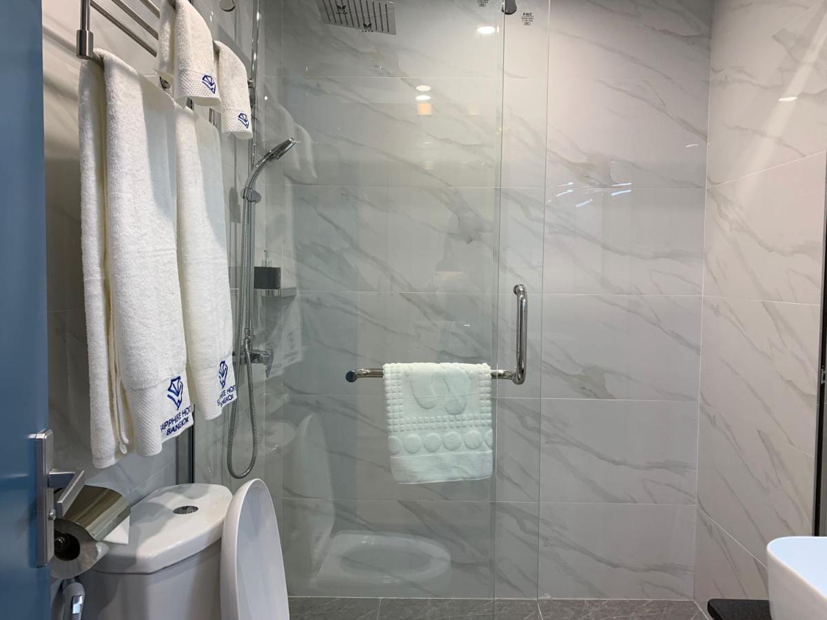 Sapphire Hotel Silom Bangkok Exteriér fotografie A shower with a sliding door