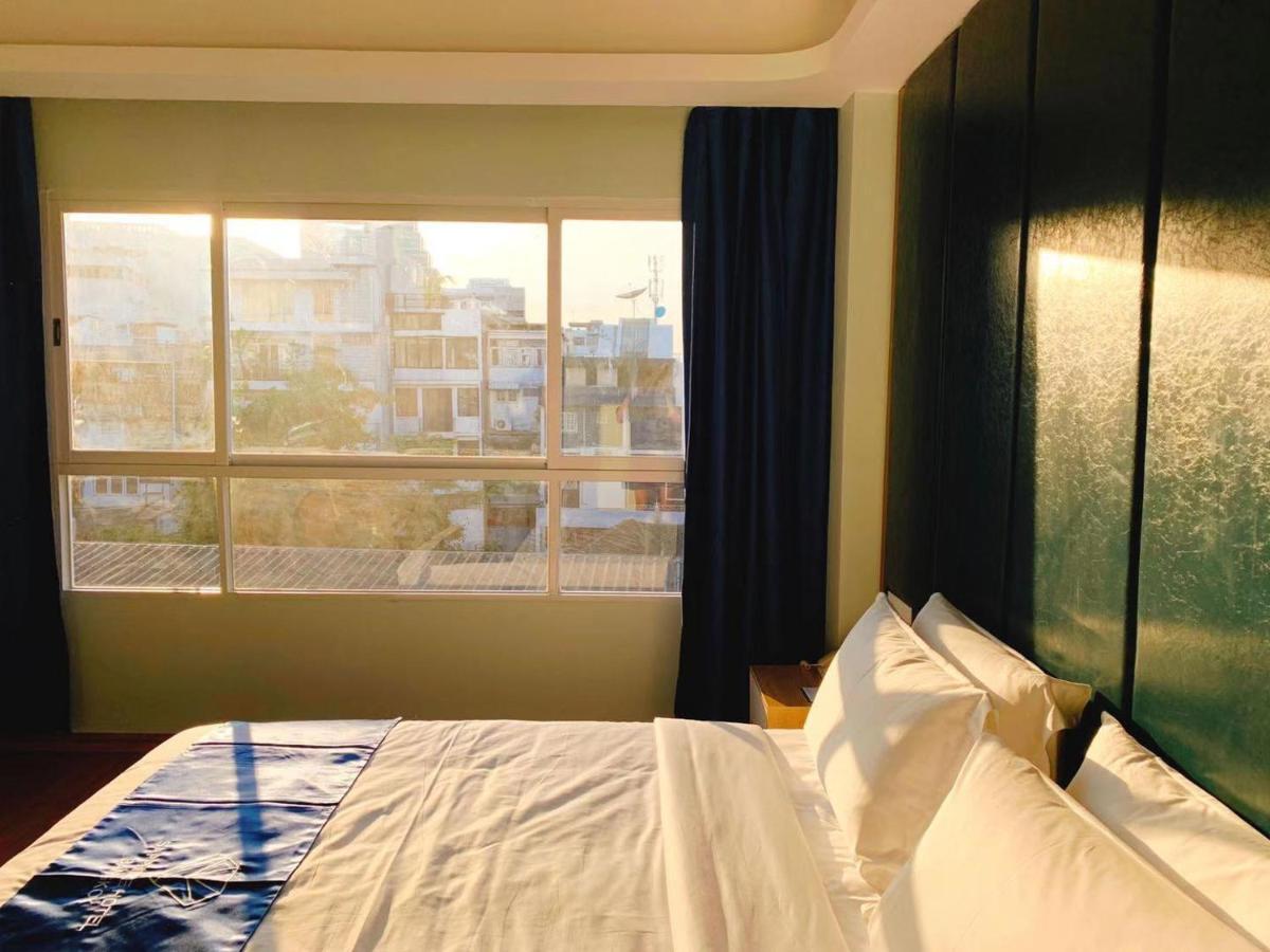 Sapphire Hotel Silom Bangkok Exteriér fotografie A room at the hotel