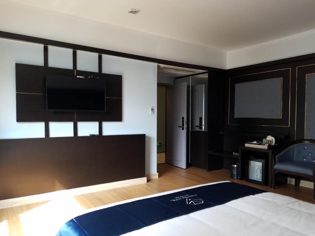 Sapphire Hotel Silom Bangkok Exteriér fotografie A room at the hotel