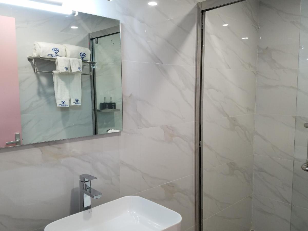 Sapphire Hotel Silom Bangkok Exteriér fotografie Bathroom